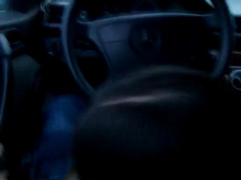 Скриншот видео Делает чудный минет в машине